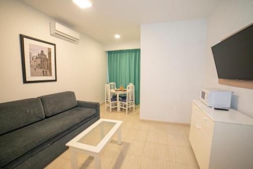 Televisyen dan/atau pusat hiburan di Hotel Apartamentos Pyr Fuengirola