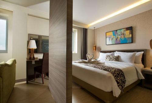 two pictures of a hotel room with a bed at BW Kemayoran Hotel & Convention Powered by Archipelago in Jakarta