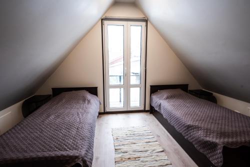 Letto o letti in una camera di Cabin Guesthouse with free parking