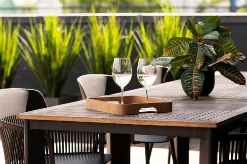 una mesa de madera con dos copas de vino. en W Apartments Uus-Hollandi with sauna en Tallin