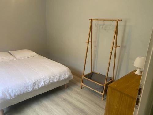 une chambre avec un lit, un miroir et une table dans l'établissement Puteaux : Appartement spacieux pour 5 personnes, à Puteaux