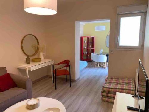 un salon avec un canapé et une table dans l'établissement Puteaux : Appartement spacieux pour 5 personnes, à Puteaux