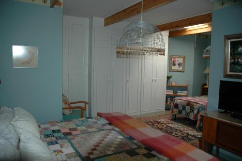 a living room with a bed and a room with a tv at La Motte B&B in Bethlehem