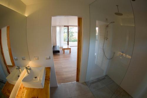 a bathroom with a sink and a shower at Ruka Lobos in Pichilemu