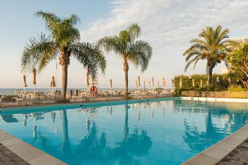 Elegante Appartamento con Piscina - Wi-Fi & Box Privato