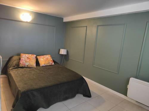 - une chambre avec un lit et 2 oreillers dans l'établissement ZIN AND GREEN JACUZZI SuperbeT2 spacieux idéalement situé, à Vitrolles