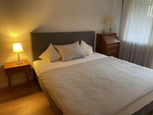 um quarto com uma cama grande e uma mesa de cabeceira em Ferienwohnung WanderSchön em Sasbachwalden