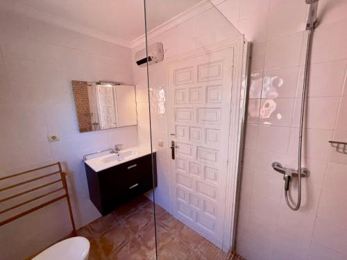ベニタチェルにあるDuplex Paz VD036のバスルーム(シャワー、洗面台、トイレ付)