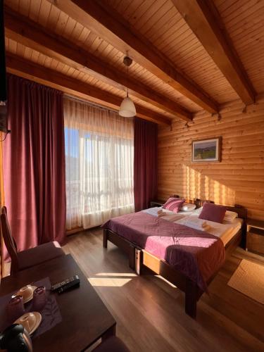una camera da letto con letto in una camera in legno di Панорама гір a Bukovel