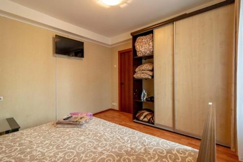 a bedroom with a bed and a closet at Kvartirkoff na Geroev Dnepra 3 in Kyiv