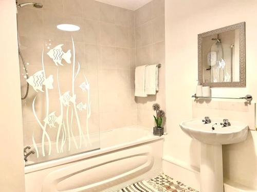 La salle de bains est pourvue d'une baignoire, d'un lavabo et d'une douche. dans l'établissement TwentyQC, à Derry Londonderry