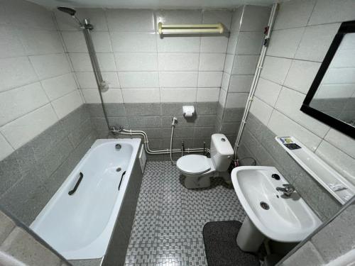 łazienka z wanną, toaletą i umywalką w obiekcie Le cheval blanc w mieście Oran