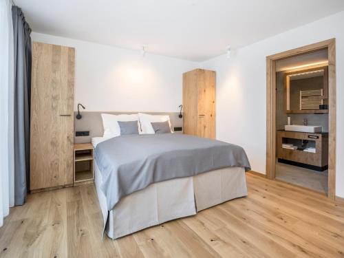 Postel nebo postele na pokoji v ubytování All-Suite Resort Paznaun inklusive Silvretta Premium Card