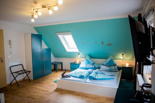 a bedroom with a bed with a blue wall at Treppendorfer Apartments in Treppendorf