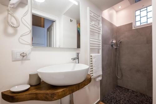 un bagno con grande lavandino bianco e doccia di CasaCasalis - Immersi nella Torino Liberty a Torino