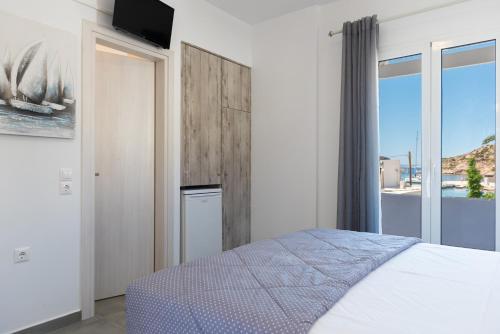 Katil atau katil-katil dalam bilik di KALYPSO ACCOMMODATION SIFNOS