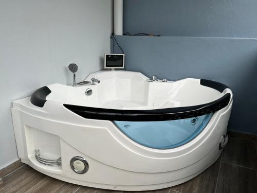 una vasca da bagno bianca in una stanza di -NEW- 16Px V Kids Pool n KTV n Jacuzzi n Billiard near USM n Penang Bridge a George Town