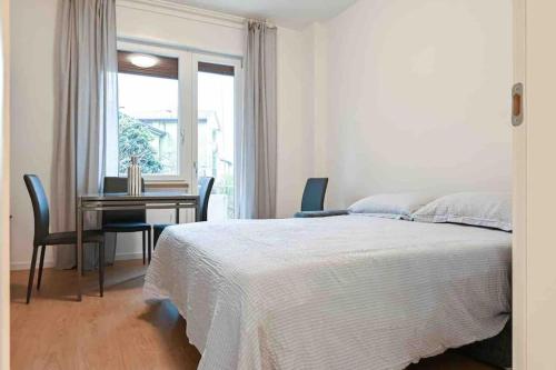 - une chambre avec un lit, une table et une fenêtre dans l'établissement -Free Parking & Wifi- 10 minuti dal centro, à Padoue