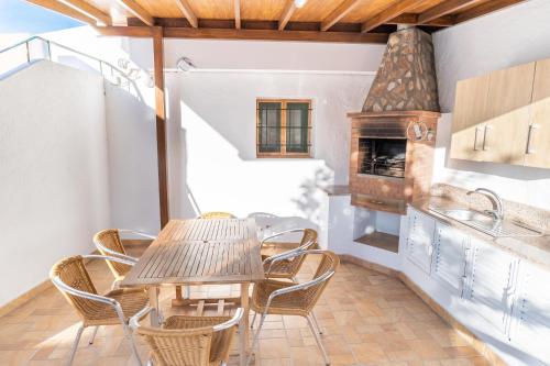 勞羅塔瓦的住宿－Estancia Cecilia，一间带桌椅和炉灶的用餐室