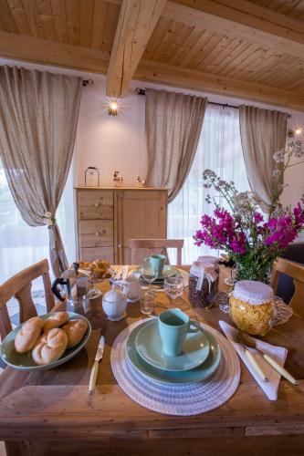 塞扎纳9b-The Resort的一张木桌，上面摆放着食物盘子