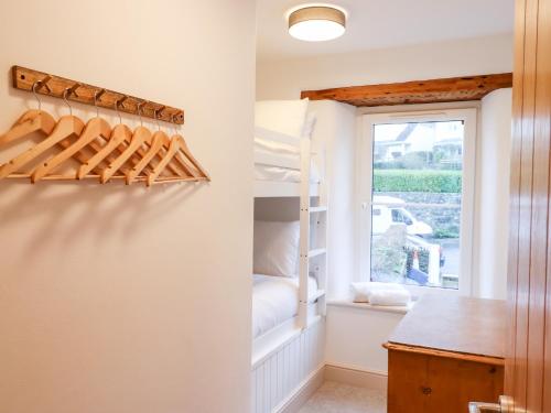 Zimmer mit Etagenbett und Fenster in der Unterkunft Beach Road House in Ilfracombe