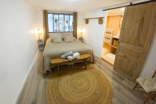 Кровать или кровати в номере Le petit cocon de Chateau Chalon