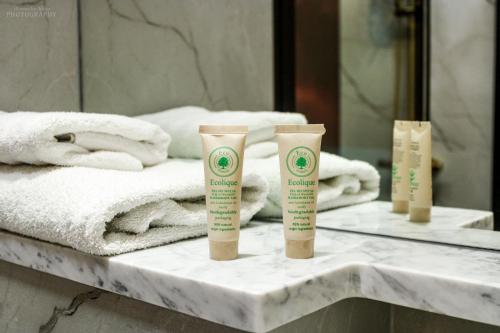 w łazience znajduje się blat z ręcznikami i produktami nawilżającymi. w obiekcie D Apartments Centrum Powietrze w mieście Białystok