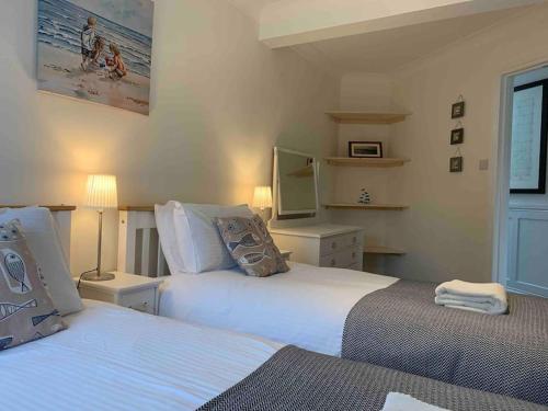 Postel nebo postele na pokoji v ubytování Crow’s Nest, Central New Forest coastal village beach apartment