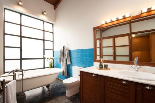 a bathroom with a tub and a sink and a toilet at Villa Meliti in Athens