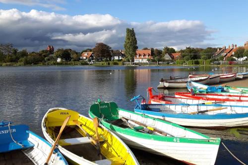 um grupo de barcos estão ancorados num lago em Charming holiday apartment in central Woodbridge em Woodbridge