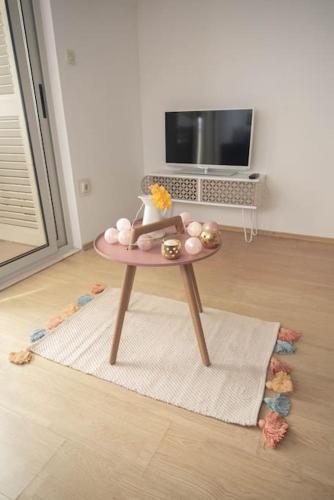 a small table in a living room with a television at SEAWAY in Zavalatica