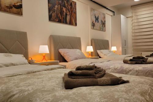Postel nebo postele na pokoji v ubytování 1 min to metro, Cosy flat for 8 guests, 2nd Floor
