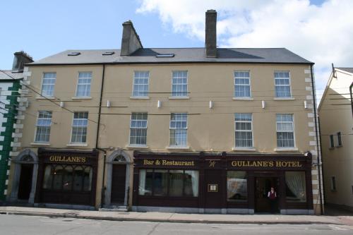 un gran edificio en la esquina de una calle en Gullane's Hotel en Ballinasloe