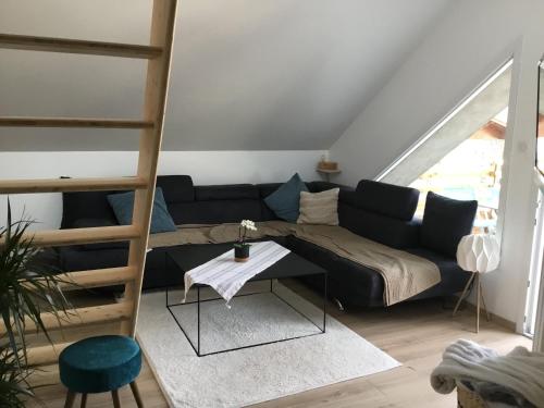 sala de estar con sofá y mesa en Centre superbe appt 6 personnes avec terrasse classé 3 étoiles, en La Bresse