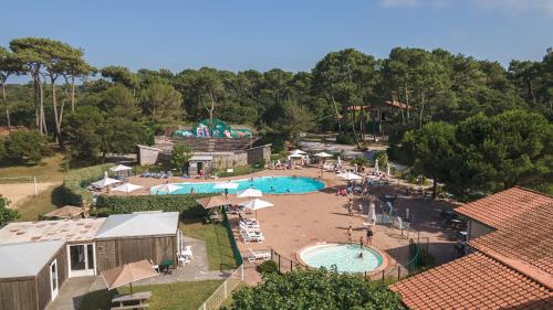 - une vue aérienne sur la piscine d'un complexe dans l'établissement Village Vacances La Forêt des Landes, à Tarnos