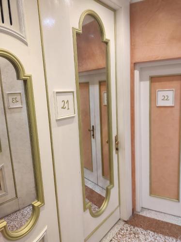 un corridoio con due specchi sulla porta di Locanda Antica Venezia a Venezia