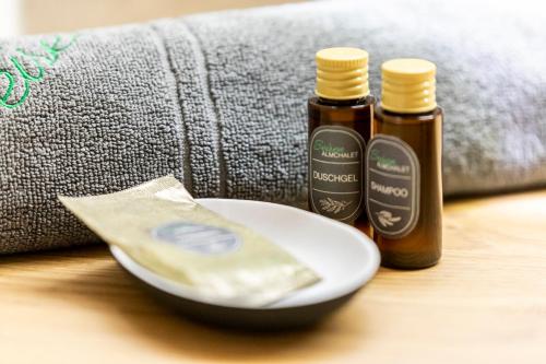 two bottles of essential oils next to a plate and a money at Seisen Almchalet in Murau
