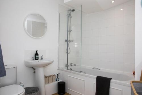 a bathroom with a tub and a sink and a toilet at Apartment Two at the Courtyard, Number 11 in Audlem