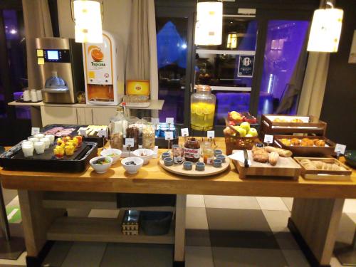 Una mesa con un montón de comida encima en Campanile Villepinte - Parc des Expositions, en Villepinte