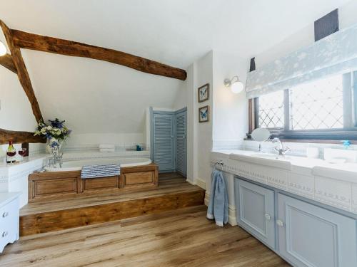 Ένα μπάνιο στο Manor Cottage