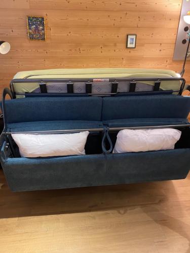 - un lit avec deux oreillers dans l'établissement Studio Confortable style Chalet, Saint Lary Soulan centre village, 6 nuits minimum, à Saint-Lary-Soulan