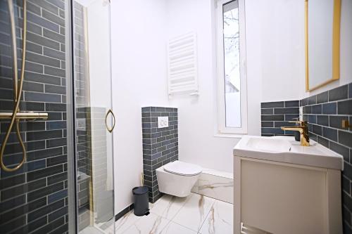 ソポトにあるSalsa Sopot Apartmentのバスルーム(洗面台、トイレ付)