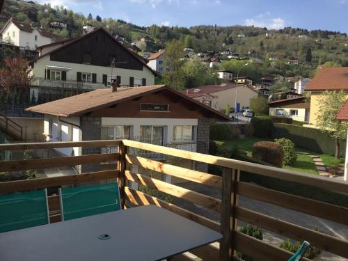 una vista desde el balcón de una casa en Centre superbe appt 6 personnes avec terrasse classé 3 étoiles, en La Bresse