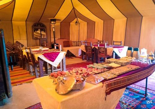 メルズーガにあるTorza Luxury Campのテント内のテーブル