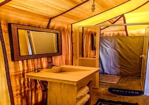 メルズーガにあるTorza Luxury Campの洗面台と鏡のあるバスルーム