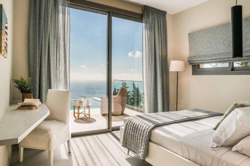 VlachataにあるVilla Sorian Kitrinoのベッドがあり海が見える寝室