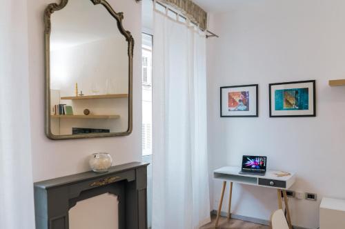 - un salon avec une cheminée et un miroir dans l'établissement Appartamento incantevole a Trieste, à Trieste