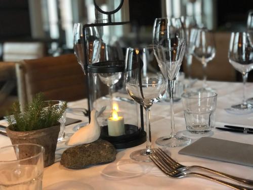 stół z kieliszkami do wina i świecą w obiekcie Norefjellhytta Restaurant & Overnatting w mieście Noresund