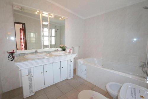 Phòng tắm tại Traditional Portuguese Villa 5 Bedrooms Villa Girassol Prime Location Close To Restaurants & Bars Vilamoura