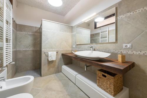 une salle de bain avec un lavabo et un miroir dans l'établissement Villa Eleonora Residence App to 4, à Capoterra